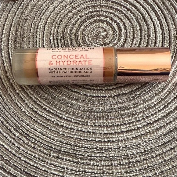 10/$25 Revolution Conceal & Hydrate Radiance Foundation - Medium f14 - Picture 1 of 3